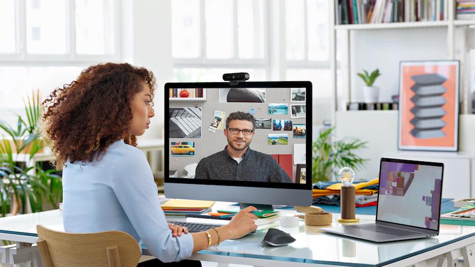 A women in video conferencing with logitech products